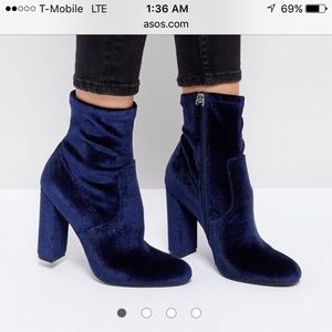 Steve Madden blue navy velvet booties size 5.5
